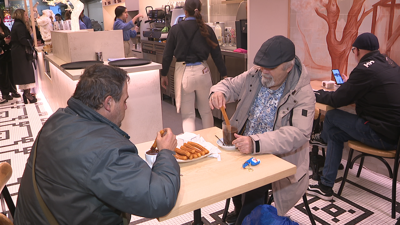 Moitos cumpriron coa tradición e almorzaron chocolate con churros nunha cafetería