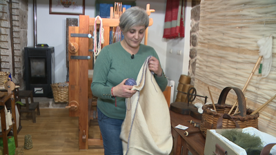 A artesá textil Inés Rodríguez deseñou a manta para bebés con fibra de proteína de leite