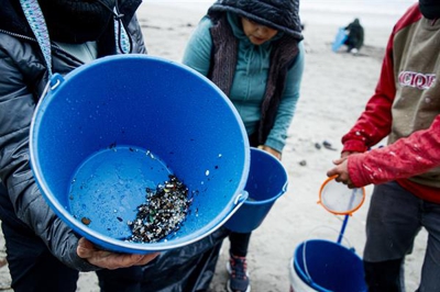 Recollida de 'pellets' nunha praia de Nigrán (EFE/ Salvador Sas)