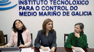 A vicepresidenta segunda e conselleira de Medio Ambiente, Territorio e Vivenda, Ánxeles Vázquez, xunto a directora do Intecmar, Covadonga Salgado, e a directora xeral de Calidade Ambiental, Sagrario Pérez, durante a primeira reunión do comité científico de asesoramento específico en materia de plásticos (EFE/Salvador Sas)