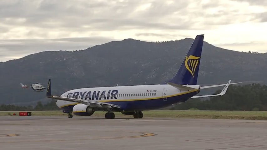 Avión de Ryanair no aeroporto de Peinador (Vigo)