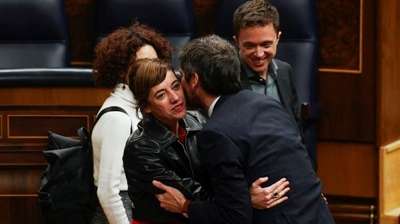 O ministro de Cultura, Ernest Urtasun, saúda a deputada de Sumar Marta Lois en presenza do deputado desta formación Iñigo Errejón este martes no pleno do Congreso dos Deputados en Madrid que debate a lei de amnistía. ( EFE/ Borja Sánchez Trillo)