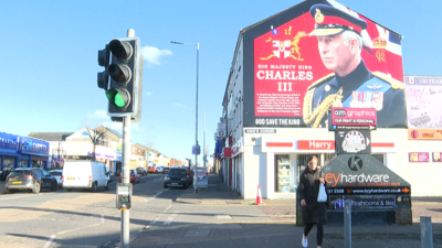 Un mural de Carlos III nunha rúa de Belfast