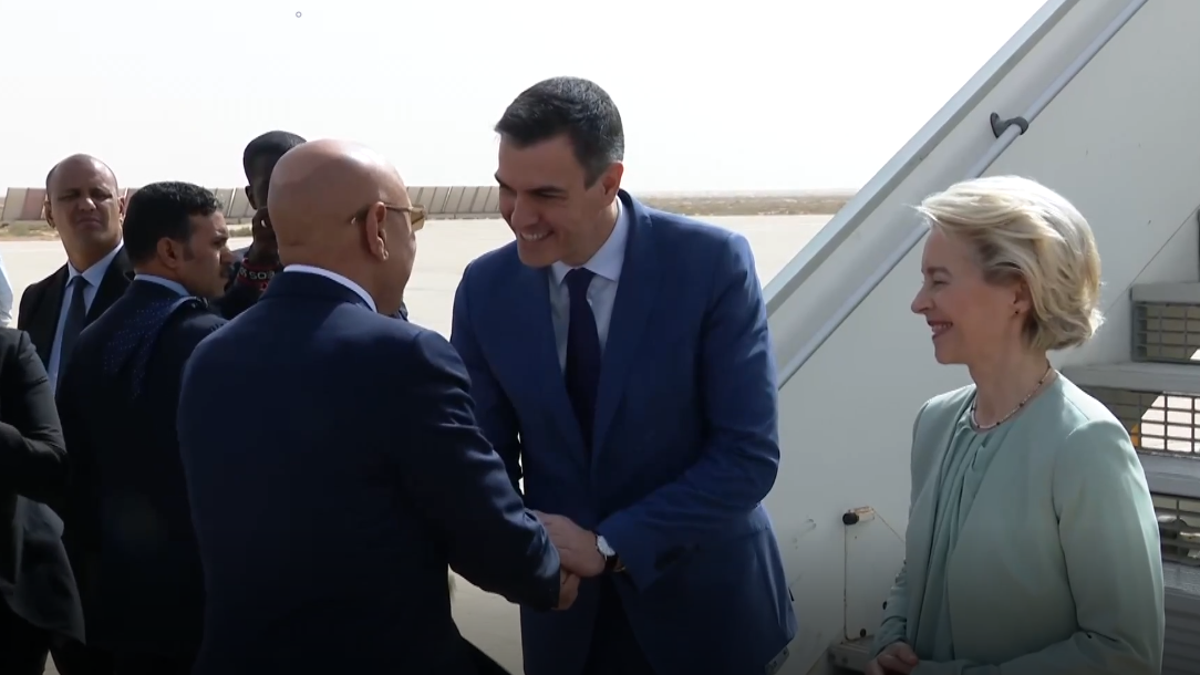 Pedro Sánchez e Ursula Von der Leyen á súa chegada a Mauritania o febreiro pasado