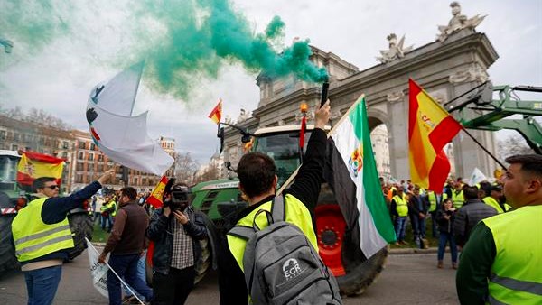 Agricultores concentrados ante a porta de Alcalá (EFE)