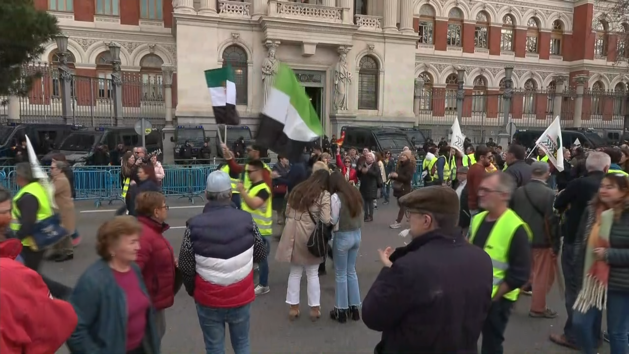 As columnas da protesta agrícola comezan a concentrarse perante o ministerio