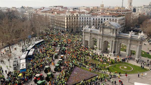 Os tractores dos agricultores procedentes de diversos puntos, ao seu paso pola Porta de Alcalá (EFE / J P GANDUL)