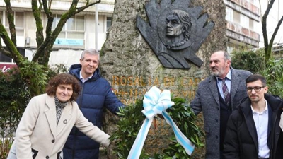 O presidente do Goberno galego en funcións, Alfonso Rueda (2-e); a alcaldesa de Santiago, Goretti Sanmartín (e), e o presidente da Fundación Rosalía de Castro, Anxo Angueira (3-d), colocan unha coroa de loureiro en Santiago polo 187 aniversario da poeta, este venres (EFE / Xoán Rey)