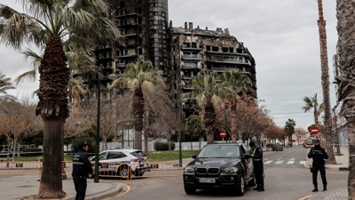 Un veciño retira o seu vehículo do edificio calcinado. EFE/Manuel Bruque