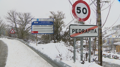 A neve obrigou a manter cortado o paso de camións polo alto do0 Poio, en Pedrafita