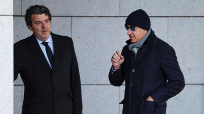 Juan Carlos Cueto (de gorra), á entrada da Audiencia Nacional (EFE)