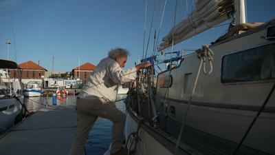 O capitán de La Peregrina, Javier Babé, accede ao veleiro ancorado no porto da Gomera