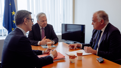 O ministro de Xustiza, Félix Bolaños; o comisario europeo de Xustiza, Didier Reynders, e o vicesecretario Institucional do PP, Esteban González Pons, durante a última reunión no Parlamento Europeo (Unión Europea/Europa Press)