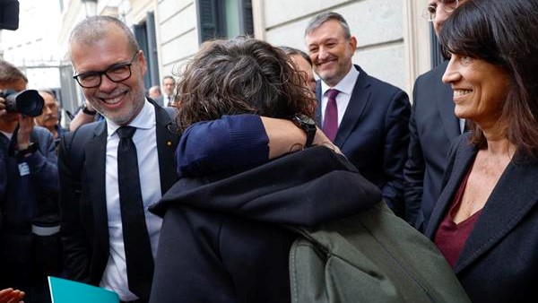 Miriam Nogueras (Junts) abraza a Teresa Jordá (ERC) (EFE/ Zipi)