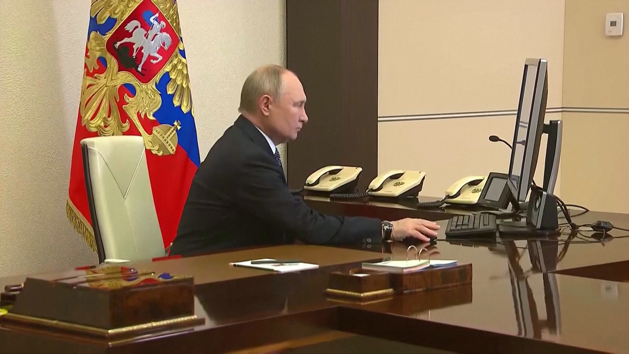 Vladimir Putin votando no seu despacho