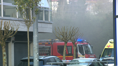 Os bombeiros traballan no lugar do incendio