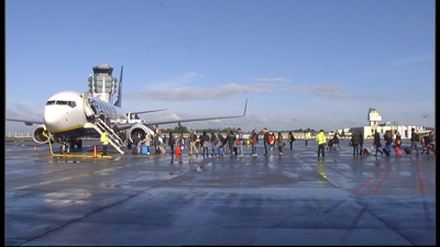 Imaxe de arquivo dun avión na pista do aeroporto de Santiago-Rosalía de Castro