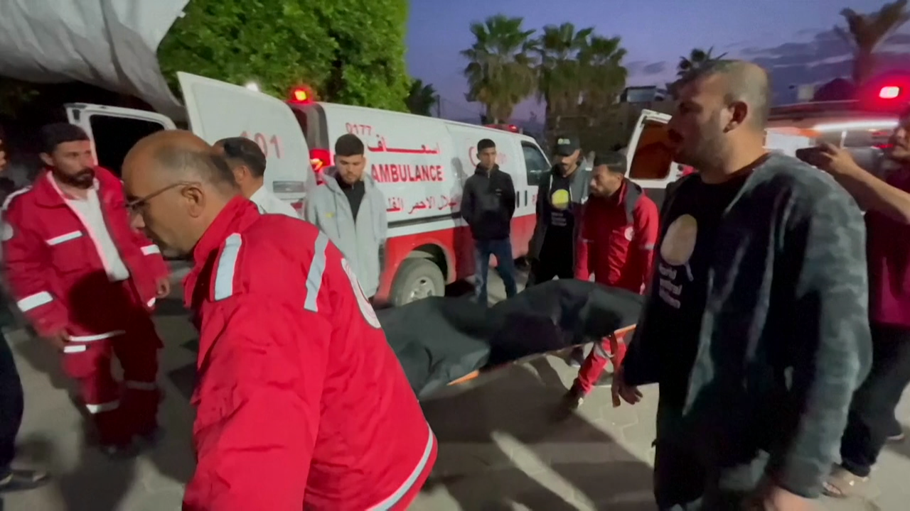 Compañeiros e persoal de emerxencias trasladan un dos corpos dos traballadores da ONG World Central Kitchen mortos en Gaza (Reuters)