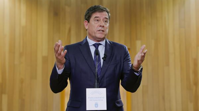 O portavoz do Grupo Socialista, José Ramón Gómez Besteiro, valora en conferencia de prensa o discurso do presidente da Xunta en funcións, Alfonso Rueda, na primeira xornada do debate de investidura, este martes en Santiago de Compostela. (EFE / Lavandeira Jr)