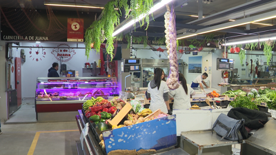 A estafadora elixiu para a súa acción a carnicería próxima a unha das saídas do mercado municipal de Ribeira