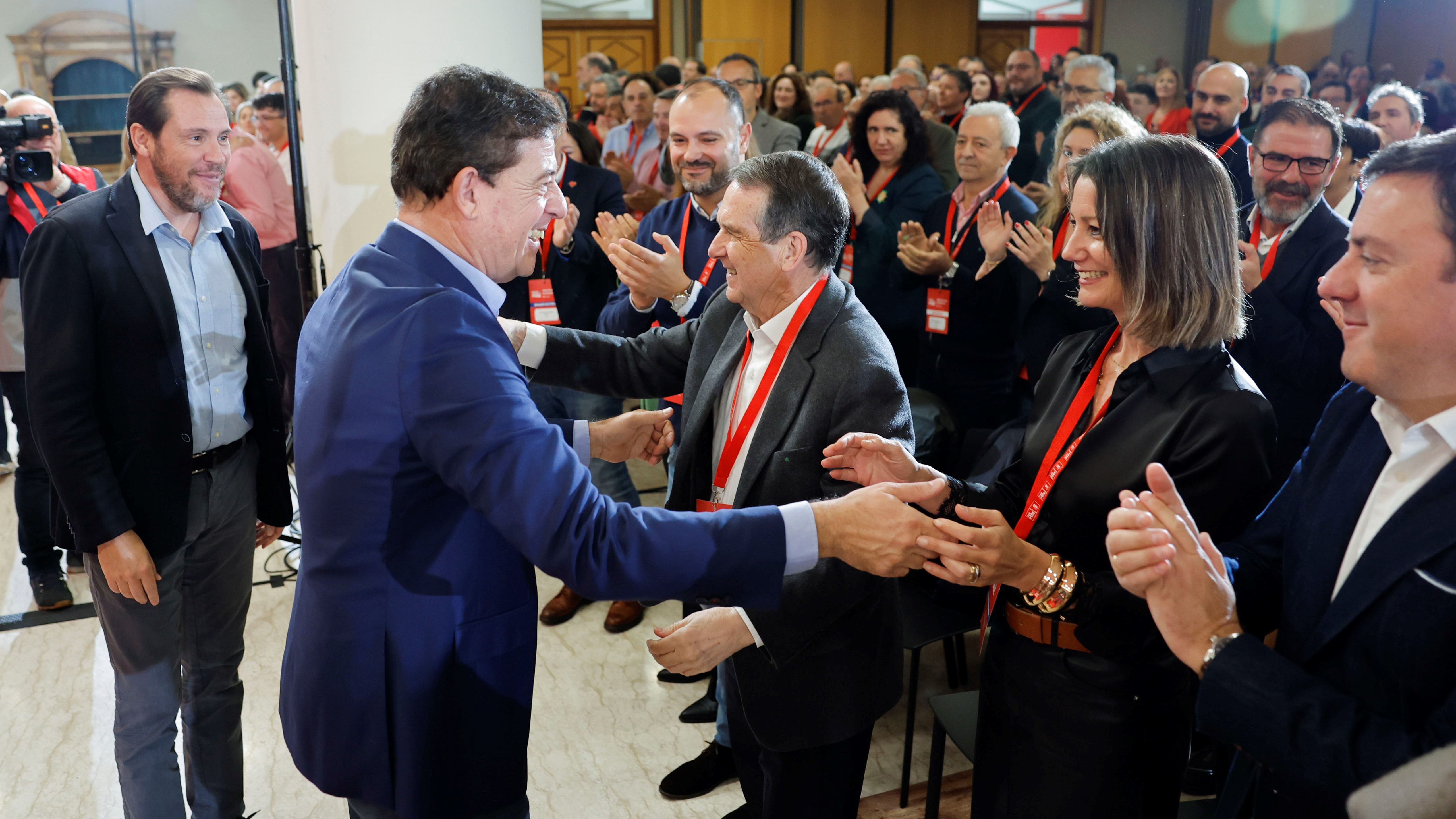 Besteiro saúda á súa chegada ao Congreso. EFE/Lavandeira jr