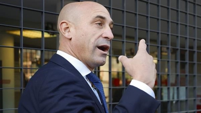 Luís Rubiales conversa cos xornalistas á súa chegada aos xulgados de Majadahonda (EFE/ Mariscal)