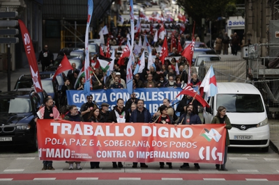 Manifestación central da CIG na Coruña co gallo do Primeiro de Maio (EFE/Cabalar)