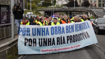 Mobilización dos mariscadores da ría do Burgo na ponte da Pasaxe  (EFE/Cabalar)