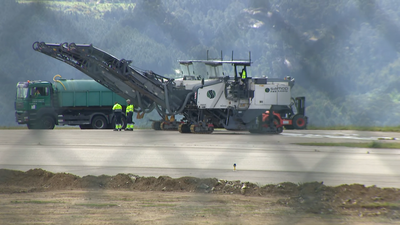 O aeroporto de Vigo executará ata o día 31 deste mes as actuacións de rexeneración profunda do pavimento da pista