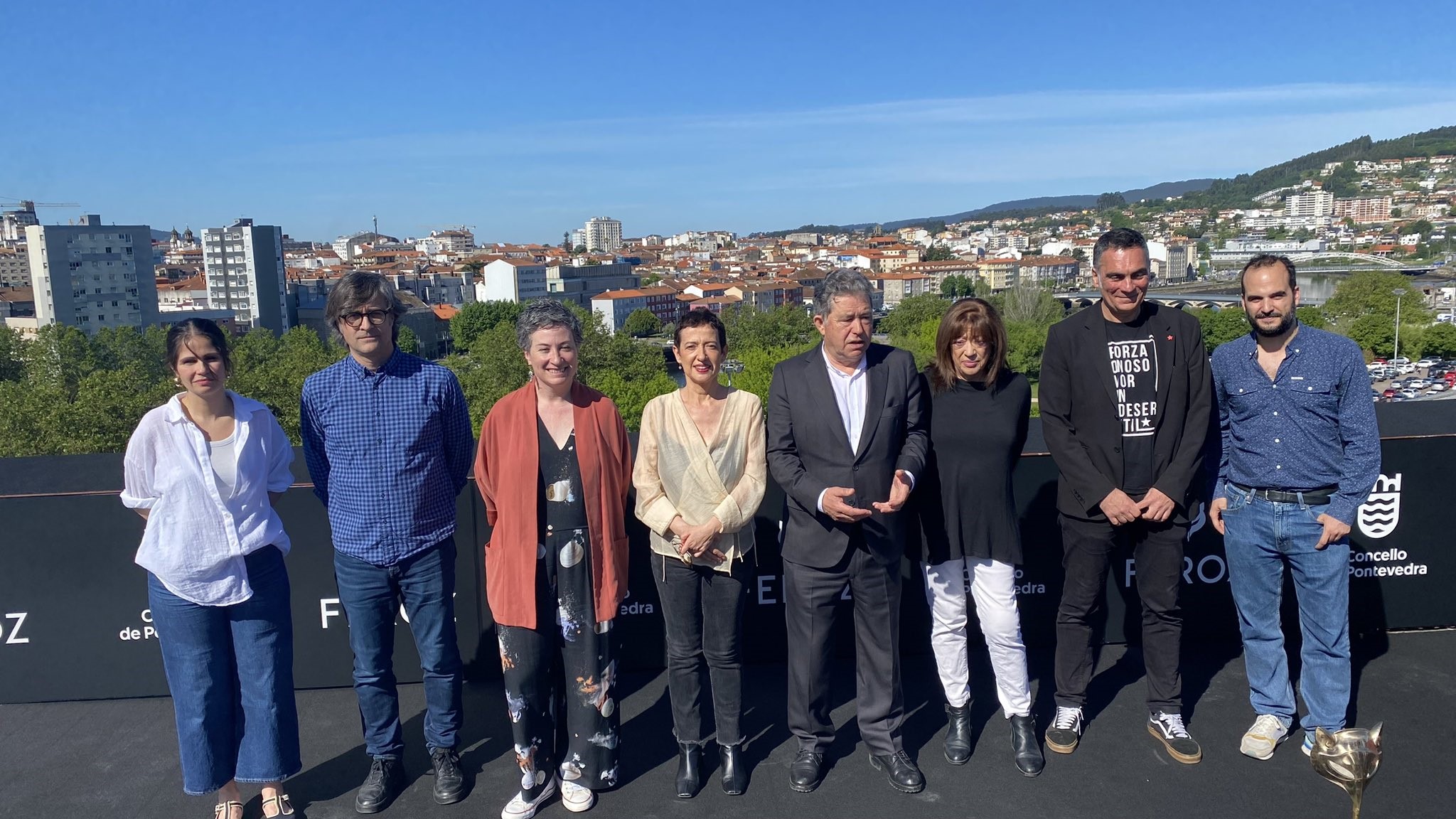 A presidenta dos Premios Feroz e o alcalde de Pontevedra, con membros do Goberno local e representantes da Asociación de Informadores Cinematográficos, ao termo da conferencia de prensa que ofreceron este mércores en Pontevedra (@PremiosFeroz).