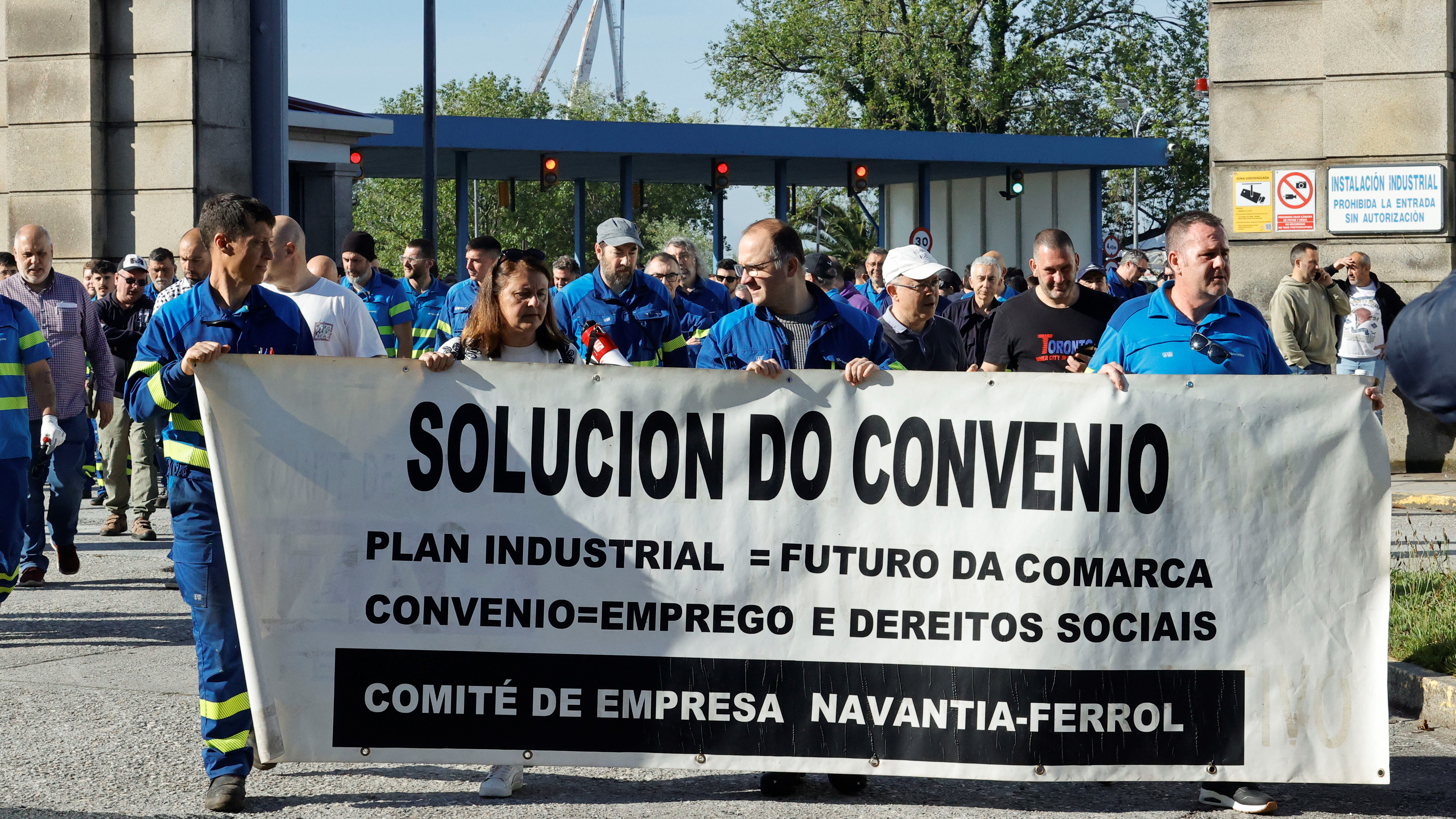 Protesta dos traballadores ás portas do estaleiro (EFE/Kiko Delgado)