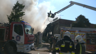 Os bombeiros na extinción das lapas na nave hortícola incendiada en Tomiño