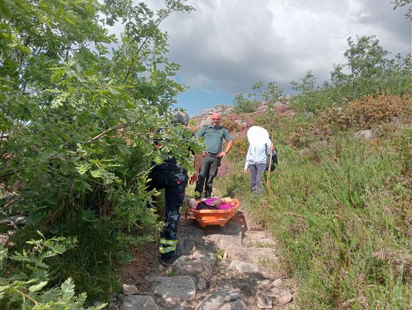 Evacuación da muller desde a zona do accidente en Lobios