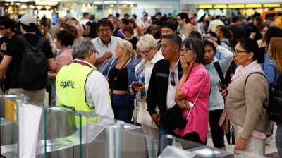 Decenas de persoas agardan na estación de Sans (Barcelona). EFE/Toni Albir