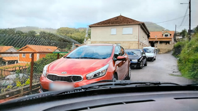 Vista desde o coche da denunciante ao saír do seu garaxe