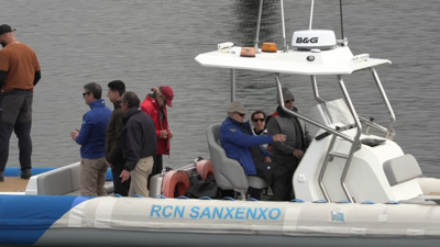 O rei Xoán Carlos e a infanta Helena a bordo dunha pneumática en Sanxenxo nas regatas