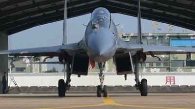 Avión do Exército chinés durante as manobras