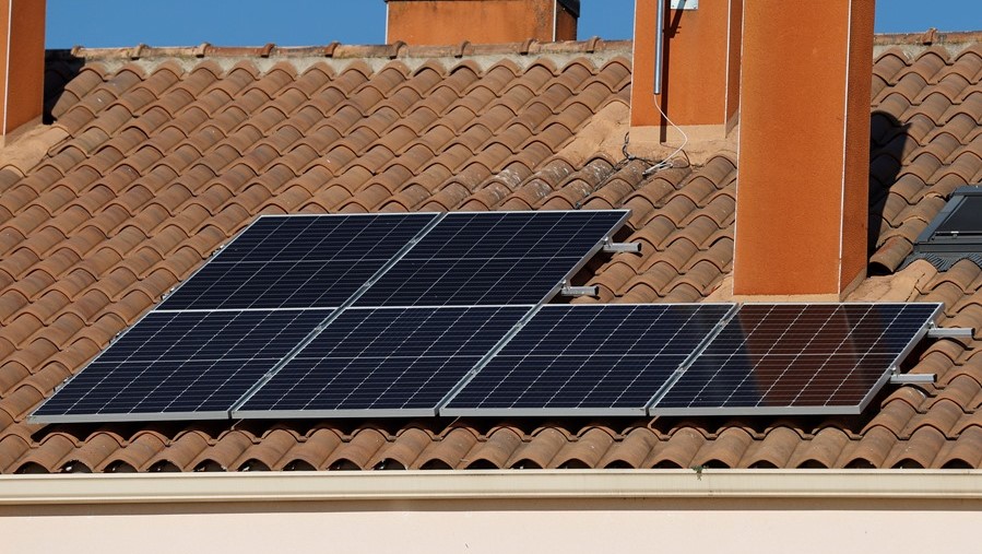 Paneis solares nun tellado (EFE/J.J Guillén)