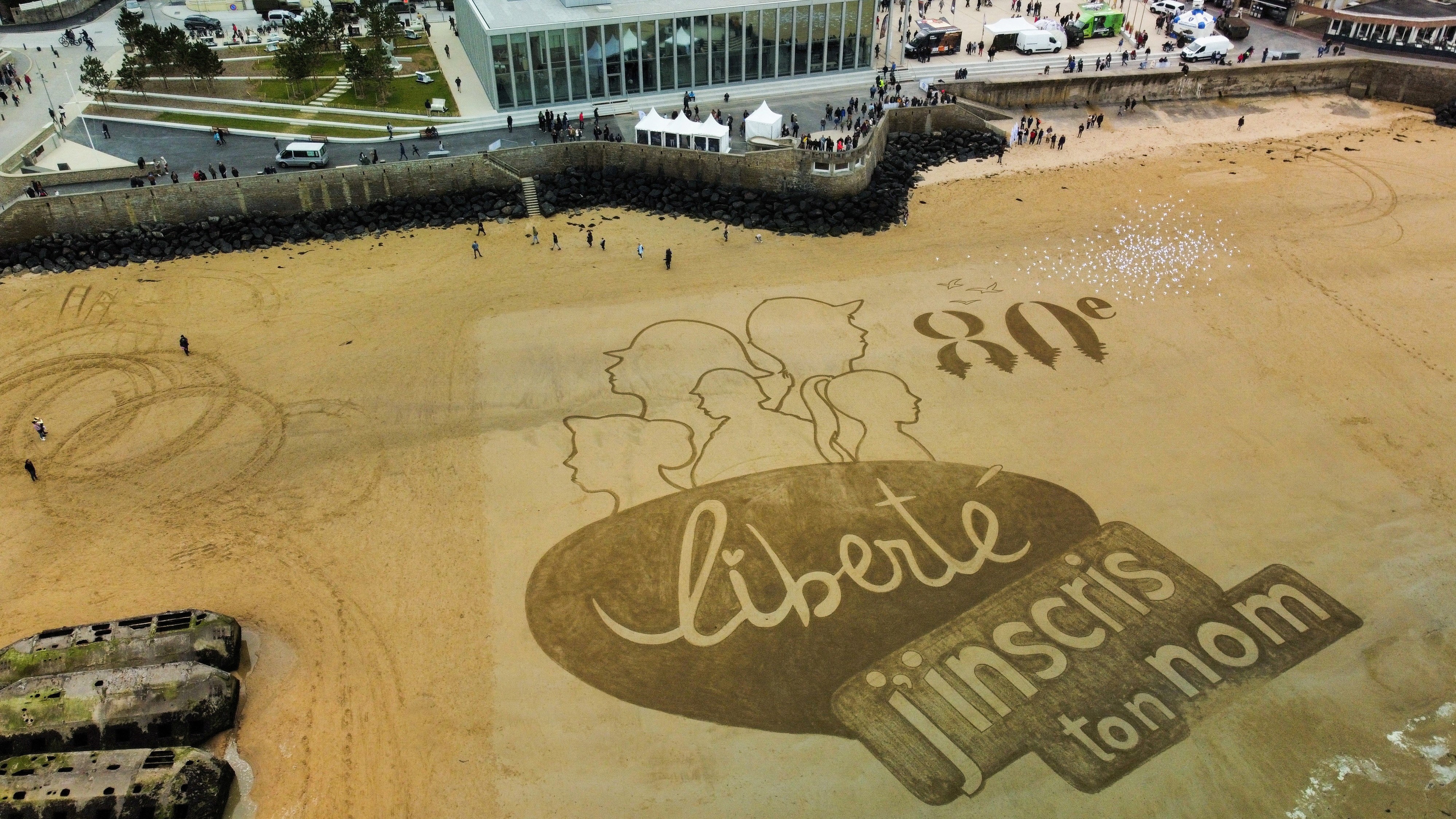 Lenda escrita na area da praia de Arromanches-les-Bains. REUTERS/Lucien Libert