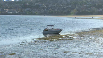 A embarcación varada na praia da Xunqueira, en Moaña