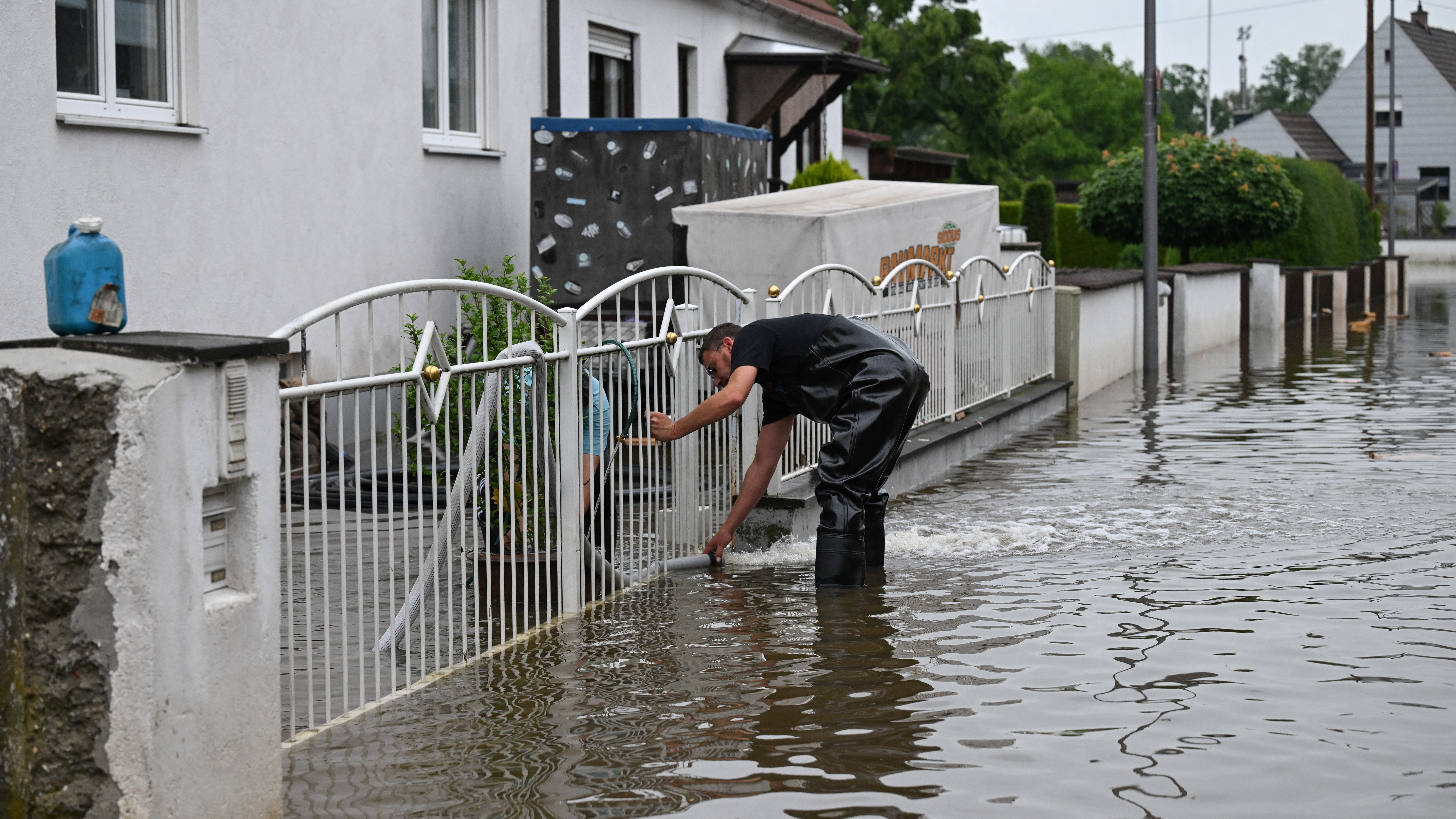 Un home intenta limpar a rúa en Reichertshofen, preto de Ingolstadt (Reuters/Angelika Warmuth9