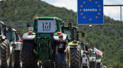 Tractores este luns na AP-7 (EFE/David Borrat)