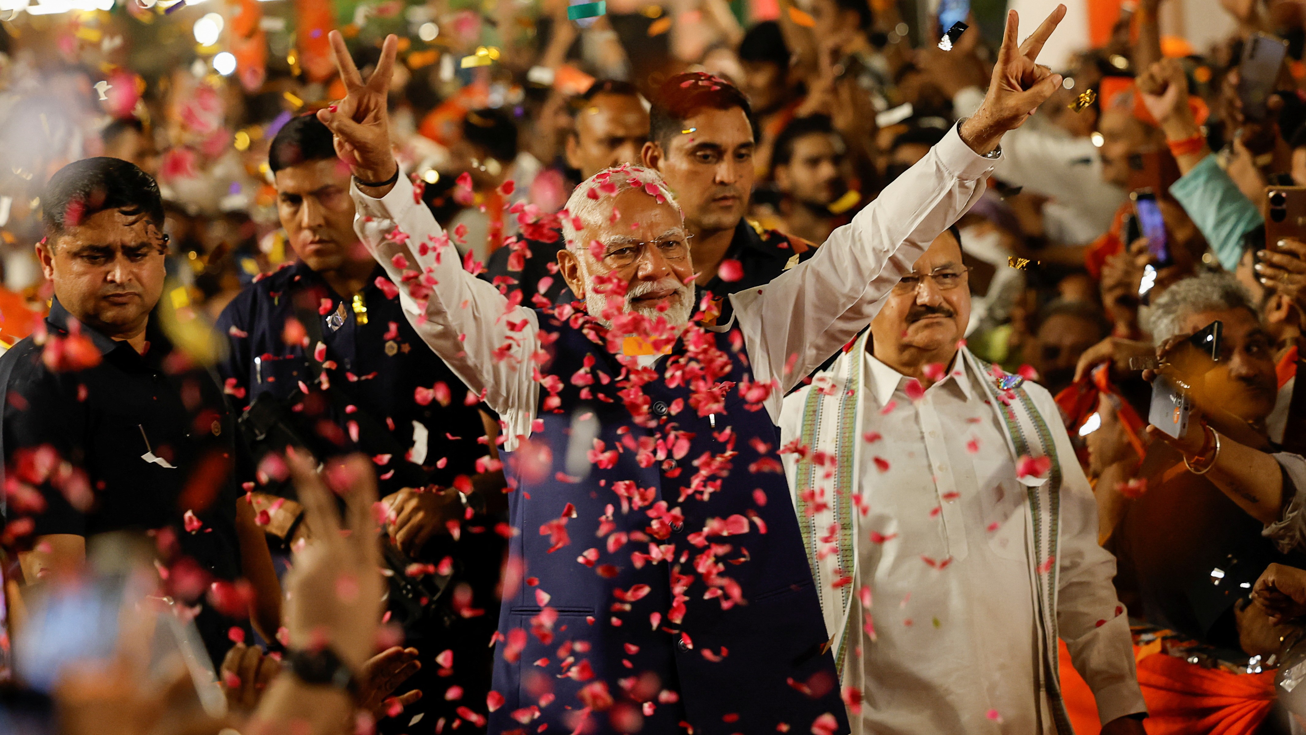 O primeiro ministro indio Narendra Modi celebra a victoria electoral á súa chegada á sede do seu partido en Nova Delhi (Reuters).