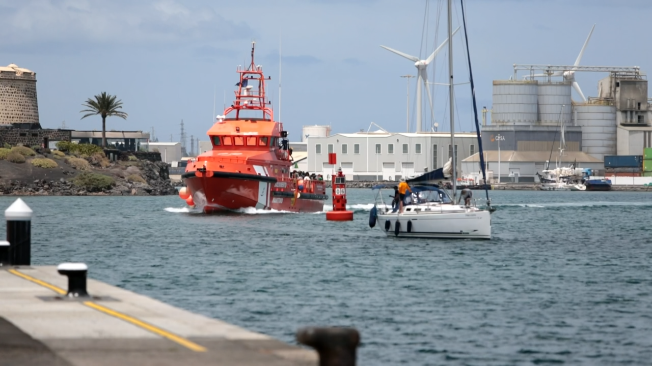 A salvamar Al Nair achégase ao peirao de Arrecife