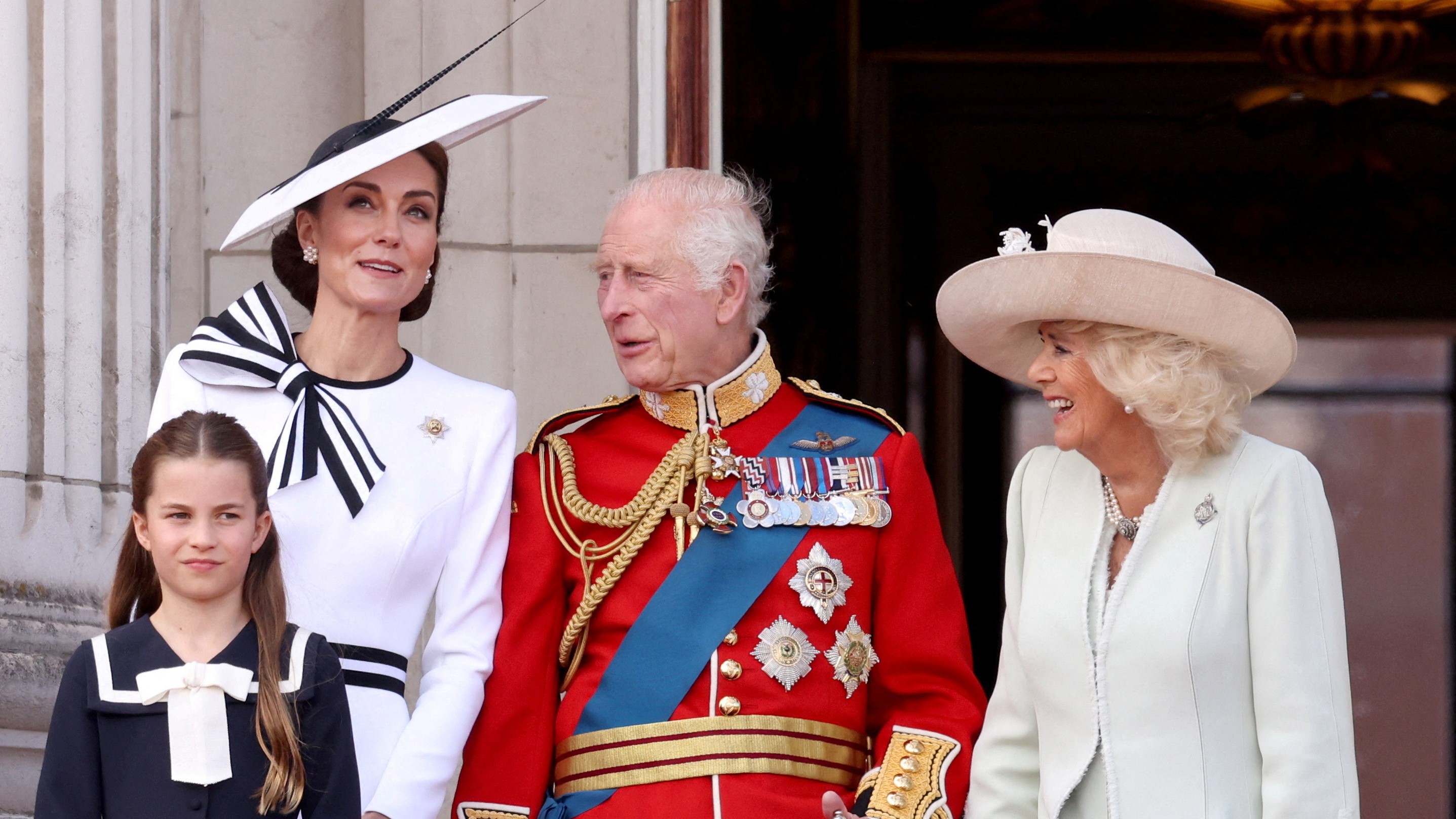 Kate Middleton co rei Carlos III e a raíña Camila no balcón. REUTERS/Hollie Adams