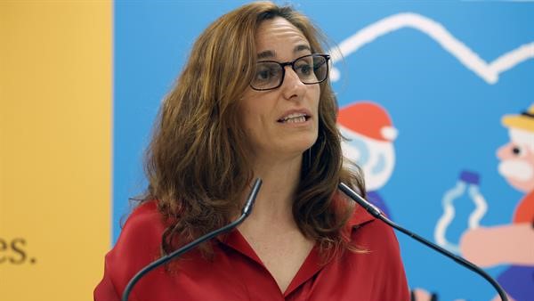 A ministra de Sanidade, Mónica García, presenta a campaña 'Efectos na saúde das altas temperaturas', este luns en Madrid (EFE / Zipi).