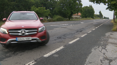 Vehículo facendo un xiro indebido na N-540 á altura de Esperante