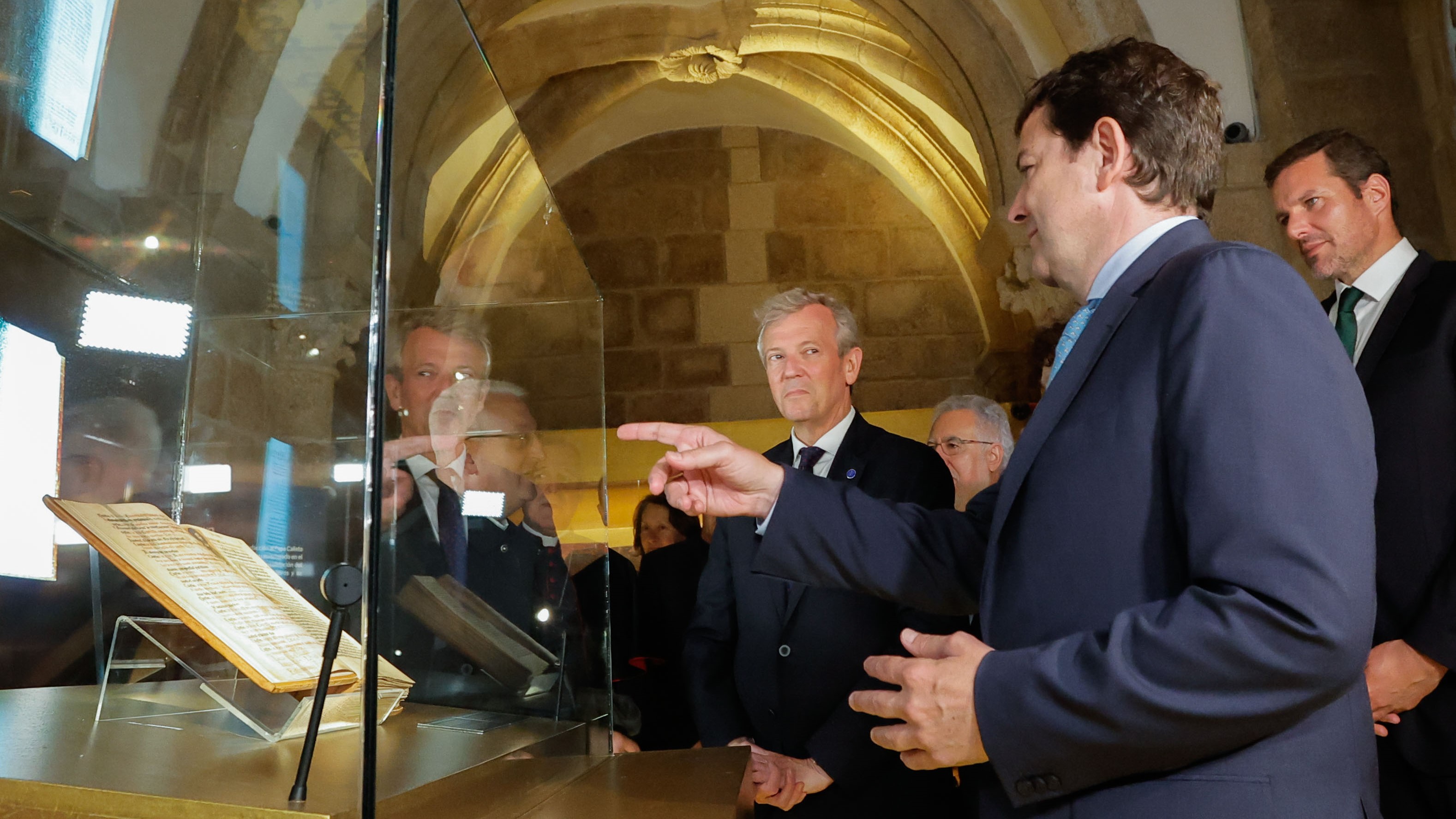 Alfonso Rueda e Alfonso Fernández Mañueco observan unha reprodución do Códice Calixtino na Catedral de Santiago (EFE/Lavandeira Jr)