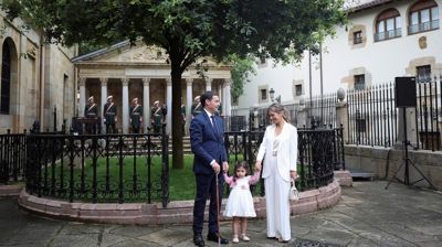 O lehendakari posa coa familia ante a árbore de Gernika. EFE/Luis Tejido