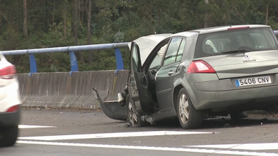 Vehículo accidentado este domingo na AG-56 entre Santiago e Noia